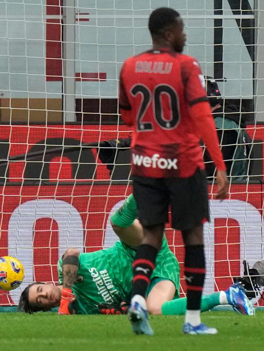 Juventus balik menekan AC Milan saat laga memasuki pertangahan babak pertama. Sebaliknya, petaka menimpa tuan rumah usai Thiaw diberi kartu merah karena ia dianggap menghalangi peluang nyata Kean untuk mencetak gol. (AP Photo/Luca Bruno)