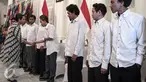 Menlu Retno Marsudi menyalami 10 WNI yang sempat disandera kelompok Abu Sayyaf usai serah terima di Kementerian Luar Negeri, Jakarta, Senin (2/5). Kedatangan 10 WNI Sandera Abu Sayyaf untuk diserahterimakan kepada Keluarga. (Liputan6.com/Faizal Fanani)