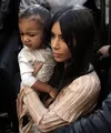 Kejadian perampokan yang menimpa Kim Kardashian masih terus dalam penyelidikan pihak kepolisian. Trauma dengan musibah yang menimpanya, kabarnya Kim tak ingin bertemu dengan kawanan perampok tersebut di pengadilan. (AFP/Bintang.com)