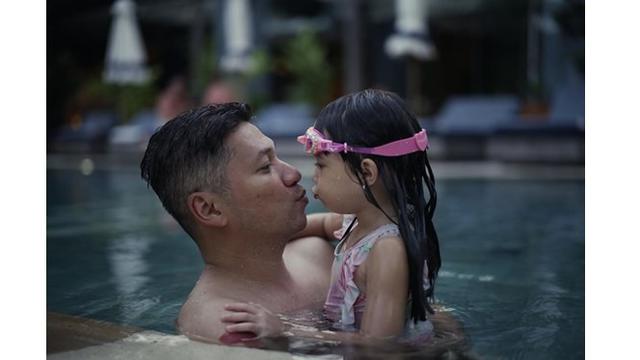 Keduanya saling memberi ciuman, ayah dan anak yang kompak.