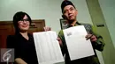 Calon Walikota Tangerang Selatan (Tangsel) Ikhsan Modjo dan Li Claudia Chandra menunjukan berkas laporan terkait dugaan penggelembungan Daftar Pemilih Sementara (DPS) di Kantor KPU Pusat, Jakarta, Selasa (29/9/2015). (Liputan6.com/Helmi Afandi)