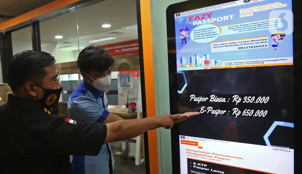 Satgas Saber Pungli Irjen Pol Agung Makbul melakukan monitoring program pencegahan dan pemberantasan pungutan liar di Mal Pelayanan Publik Provinsi DKI Jakarta, Senin (22/11/2021). Langkah tersebut dilakukan untuk mengurangi pungli yang dilakukan oknum pelayan publik. (Liputan6.com/Herman Zakharia)