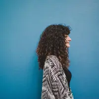 Rambut Keriting | unsplash.com/@stavrialena