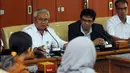 Direktur Pembinaan SD, Wowon Widaryat (kedua kiri) memberi arahan pada tim catur tingkat SD di Kemendikbud Jakarta, Kamis (31/3/2016). Dirjen Dikdasmen Kemendikbud mengirim 6 siswa ke Asian Youth Chess Championships 2016. (Liputan6.com/Helmi Fithriansyah)