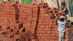 Dua orang anak mengangkat batu batu di sebuah bangunan New Delhi, Minggu (19/11). Pada 2015, Organisasi Buruh Internasional (ILO) menyebutkan, pekerja anak India berjumlah sekira 5,7 juta dengan usia antara lima sampai dengan 17 tahun. (DOMINIQUE FAGET)