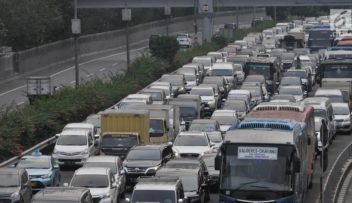 Kepadatan arus kendaraan saat melintas di Tol Dalam Kota, Jakarta, Kamis (7/6). Kepadatan arus mudik diperkirakan akan dimulai pada H-6 Lebaran atau Sabtu (9/6) besok di ruas Tol Jagorawi dan ruas Jakarta-Cikampek. (Merdeka.com/Iqbal S. Nugroho)