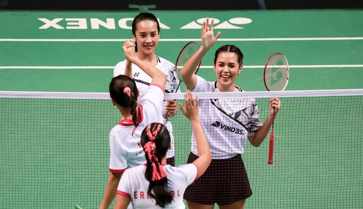 Raisa dan Anya memilih warna putih untuk atasan jersey ala pebulu tangkis lengkap dengan nama depan dan belakang di punggung kaus. Sementara bawahan celana skort berwarna hitam. (Instagram/anyageraldine)
