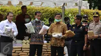 Presiden Jokowi bersama Kepala BNN Komjen Budi Waseso dan Menko Polhukam Wiranto menunjukkan barang bukti narkoba yang berhasil dijaring BNN selama dua bulan terakhir, di Monas, Jakarta, Selasa (6/12). (Liputan6.com/Faizal Fanani)