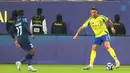 Cristiano Ronaldo dan Al Nassr memulai tahun baru dengan langkah positif. Bermain di markas sendiri, Al-Awwal Park, Al Nassr akhirnya menang 3-1. Dua gol lain dari tim tuan rumah datang lewat brace Sadio Mane. (AFP/Fayez Nureldine)