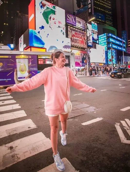 Untuk tampilan feminin, coba tiru style enzy satu ini. Padukan oversized sweater dengan mini pants. (Instagram/enzystoria).