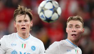 Scott McTominay dan Rasmus Hojlund, dua mantan pemain Manchester United (MU) yang bersinar bersama Napoli. (PATRICIA DE MELO MOREIRA / AFP)