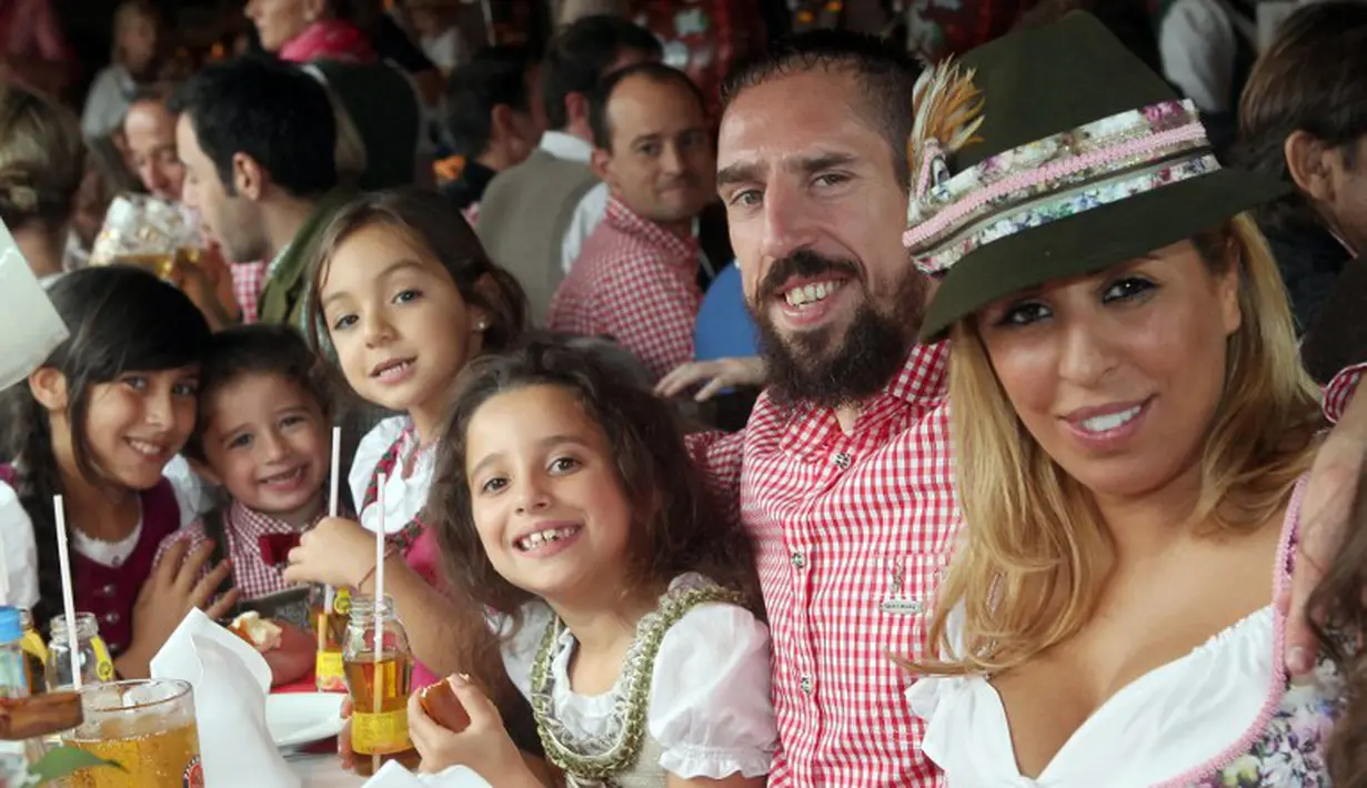 Franck Ribery dan keluarganya menghadiri keseruan Oktoberfest, Jerman, Minggu (5/10/2014) (AFP PHOTO/ALEXANDRA BEIER)