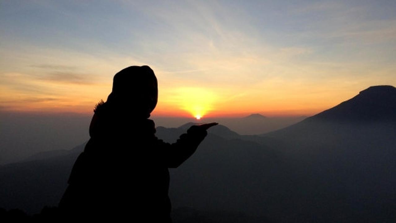 Menikmati keindahan sunrise dari Bukit Sikunir