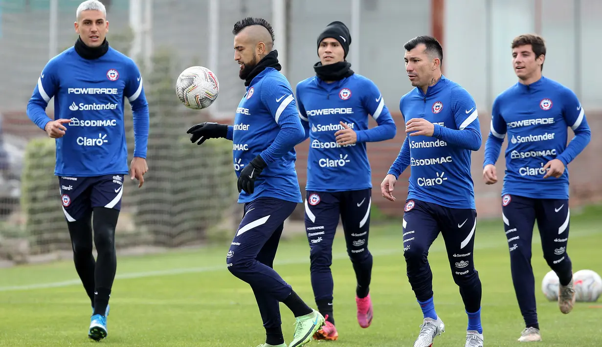 Pemain timnas Chile, Arturo Vidal (kedua kiri) dan Gary Medel (keempat kiri) selama sesi latihan menjelang kontra Brasil di Santiago, Rabu (30/6/2021). Laga Brasil vs Chile di babak perempat final Copa America 2021 akan berlangsung di Stadion Nilton Santos pada 3 Juli 2021. (CARLOS PARRA/ANFP/AFP)