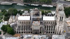 Katedral Notre Dame sedang menjalani restorasi setelah rusak parah akibat kebakaran hebat, Paris, Prancis, Minggu (14/7/2019). Katedral Notre Dame mengalami kebakaran hebat pada 15 April 2019. (Kenzo TRIBOUILLARD/AFP)