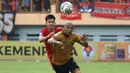 <p>Pemain Bhayangkara FC, Anderson Salles (kanan) berusaha menghalau bola dibayangi pemain Persija Jakarta, Witan Sulaiman dalam pertandingan lanjutan pekan ke-25 BRI Liga 1 2022/2023 yang berlangsung di Stadion Wibawa Mukti, Cikarang, Jawa Barat, Kamis (16/2/2023). (Bola.com/Ikhwan Yanuar)</p>
