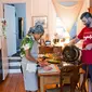 Aktivitas Retno dan sang suami di dapur (The New York Times))