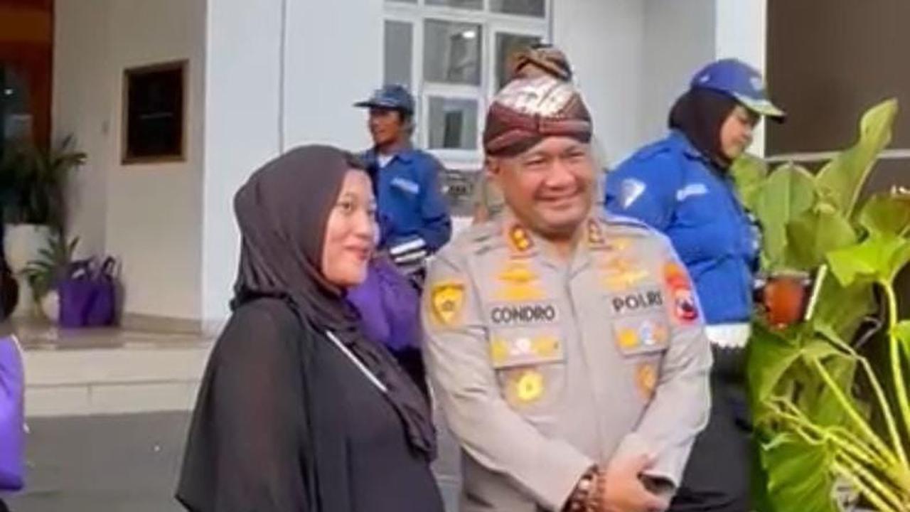 Wanita Sukoharjo Ngidam Pegang Kepala Kapolresta Solo