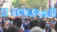 Aksi Make Malang Great Again yang dilakukan Aremania, Senin (16/11/2020). (Bola.com/Iwan Setiawan)