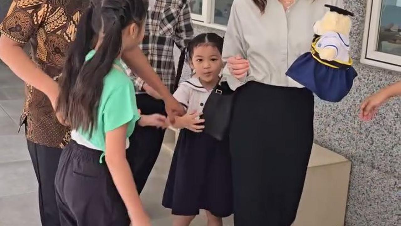 Sarwendah dan Ruben Onsu Terlihat Bersama di Kelulusan TK Anak, Foto Bareng Juga