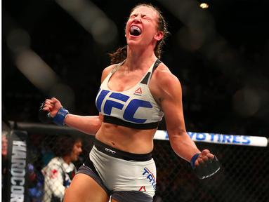 Miesha Tate berlari kegirangan usai menang atas Holly Holm pada ajang UFC 196 di MGM Grand Garden Arena, Las Vegas, Amerika Serikat, Minggu (6/3/2016)  (Reuters/Mark J. Rebilas-USA TODAY Sports)