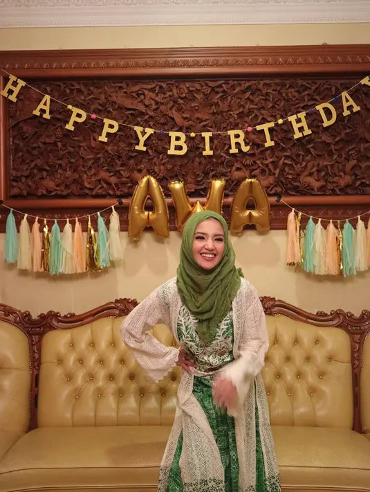 Penampilan berbeda dari ibu dua anak mantan istri Atalarik Syah itu. Tsania tampil angun dengan hijab dan balutan busana syar'i dikenakan. (Instagram/tsaniamarwa54)