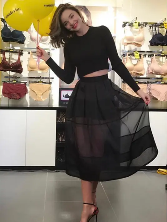 Kebahagiaan dirasakan oleh Miranda pasca dipinang oleh Evan pada 30 Mei 2017 lalu. Miranda sangat merasakan keindahan dalam kehidupannya saat ini, namun ia cukup malu-malu ketika diminta menceritakannya. (Instagram/mirandakerr)