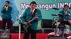 Ketum Partai Idaman Rhoma Irama menyanyikan lagu ciptaannya berjudul 'Indonesia' saat deklarasi nasional partai Idaman di Tugu Proklamasi Jakarta, Rabu (14/10). Deklarasi tersebut dihadiri sejumlah tokoh partai politik. (Liputan6.com/Yoppy Renato)