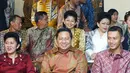 Sedangkan Agus Yudhoyono mengenakan kemeja lengan panjang batik berwarna merah, dipadukan dengan celana panjang hitam. [Foto: Instagram/annisayudhoyono]
