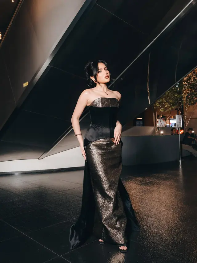 Pesona Memikat Davina Karamoy di Gala Premiere Love & 10 Million Dollar, Terlihat Mahal dengan Gaun Emas