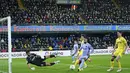 Penjaga gawang Villarreal Geronimo Rulli, kiri, melakukan penyelamatan dari serangan pemain Barcelona pada lanjutan La Liga di Estadio de la Ceramica, Minggu (28/11/2021) dini hari WIB. Barcelona menang dengan menghajar tuan rumah Villlarreal 3-1. (AP Photo/Alberto Saiz)