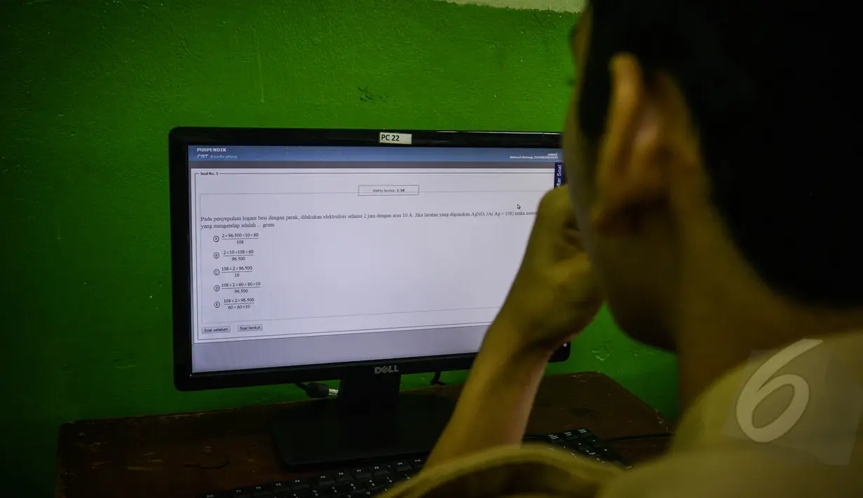 Seorang Pelajar melakukan uji coba Ujian Nasional berbasis Komputer, di SMA Negeri 30, Jakarta, Rabu (1/4/2015). Kemendikbud akan melakukan ujicoba ujian nasional (UN) online mulai pekan depan. (Liputan6.com/Faizal Fanani)