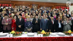 Ketua DPR Bambang Soesatyo (tengah) bersama pimpinan DPR dan DPD saat memotong tumpeng dalam rangka HUT ke-74 DPR usai Rapat Paripurna di Kompleks Parlemen, Jakarta, Kamis (29/8/2019). Rapat Paripurna kali ini berisi pidato Ketua DPR dalam rangka HUT ke-74 DPR. (Liputan6.com/JohanTallo)