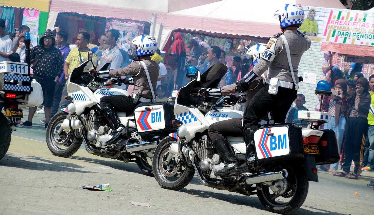 Atraksi anggota Satlantas Polda Gorontalo menggunakan motor gede selama Road Safety Festiva Millenial Gorontalo di Lapangan Taruna Remaja Kota Gorontalo, Minggu (10/2). (Liputan6.com/Rahmad Arfandi Ibrahim)