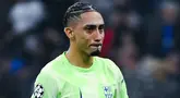 Pemain Barcelona, Raphinha, menangis setelah takluk dari Inter Milan dalam duel leg kedua semifinal Liga Champions di Stadion Giuseppe Meazza, Milan, Rabu (7/5/2025) dini hari WIB. (AFP/Piero Cruciatti)