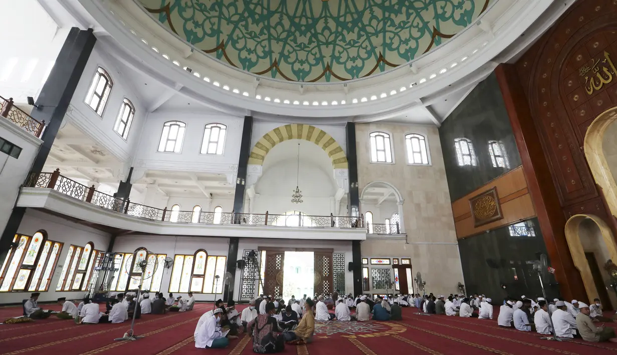 Para siswa membaca kitab suci Alquran di Masjid Attaqwa, Bekasi, Jawa Barat, Selasa (4/5/2021). Selama Ramadhan, umat muslim menahan diri dari makan, minum, merokok dan seks dari subuh hingga maghrib. (AP Photo/Achmad Ibrahim)