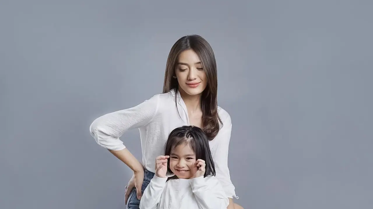 8 Gaya Twinning Anissa Aziza dan Putri Kecilnya Alea, Sama-sama Modis!