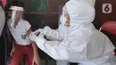 Tim medis puskesmas memberikan vaksin campak rubella ke murid SD Negeri lingkungan Kec. Kebayoran Lama di GOR Kebayoran Lama, Jakarta, Rabu (26/08/2020). Kegiatan ini bagian dari bulan imunisasi anak sekolah dan juga pemeriksaan kesehatan menyeluruh kepada murid SDN di DKI. (merdeka.com/Arie Basuki)