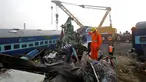 Petugas penyelamat mencari korban di antara bangkai kereta api setelah terjadi kecelakaan di Pukhrayan, Kanpur, India (21/11). Kebanyakan korban terjebak karena masih tertidur saat kereta mengalami kecelakaan pada pagi hari. (Reuters/ Jitendra Prakash)