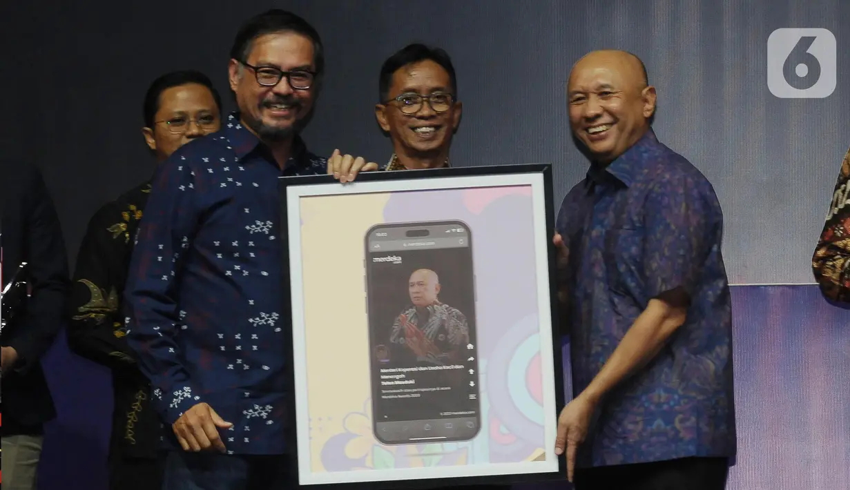 CEO Kapanlagi Youniverse (KLY) Steve Christian (kiri) memberikan bingkai tampilan merdeka.com kepada Menteri Koperasi dan Usaha Kecil Menengah Teten Masduki pada acara Merdeka Award 2023 di Gedung SCTV Tower, Jakarta, Rabu (30/8/2023). Merdeka Awards adalah Inspirasi Indonesia. Sebuah ajang penghargaan dan apresiasi kepada mereka yang telah memberikan sumbangsih bagi kemajuan negeri dan kemanusiaan. (merdeka.com/Imam Buhori)