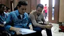 Udar Pristono (kiri) menyiapkan berkas sebelum menjalani sidang praperadilan di PN Jakarta Pusat, Jakarta, Rabu, (18/3/2015). Udar Pristono mempraperadilankan Kejaksaan Agung atas penyitaan aset miliknya. (Liputan6.com/Yoppy Renato)