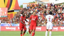 Selebrasi pemain Semen Padang, Bruno Gomes (tengah), seusai mencetak gol ke gawang Persik Kediri pada pekan 33 BRI Liga 1 2024/2025 di Stadion H. Agus Salim, Minggu (18/5/2025). (Bola.com/Nandang Permana)