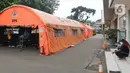 Tenda darurat terpasang di halaman parkir RSUD Bekasi, Rabu (23/6/2021). RSUD Bekasi mendirikan tenda darurat untuk menampung pasien positif virus corona (Covid-19) menyusul membeludaknya pasien positif yang dirawat di sana. (Liputan6.com/Herman Zakharia)