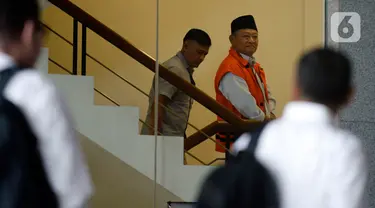 Bupati Sidoarjo nonaktif, Saiful Ilah bersiap menjalani pemeriksaan di gedung KPK, Jakarta, Rabu (19/2/2020). Saiful Ilah diperiksa sebagai tersangka dalam kasus dugaan suap pengadaan empat proyek infrastruktur di Dinas PUPR Kabupaten Sidoarjo. (merdeka.com/Dwi Narwoko)