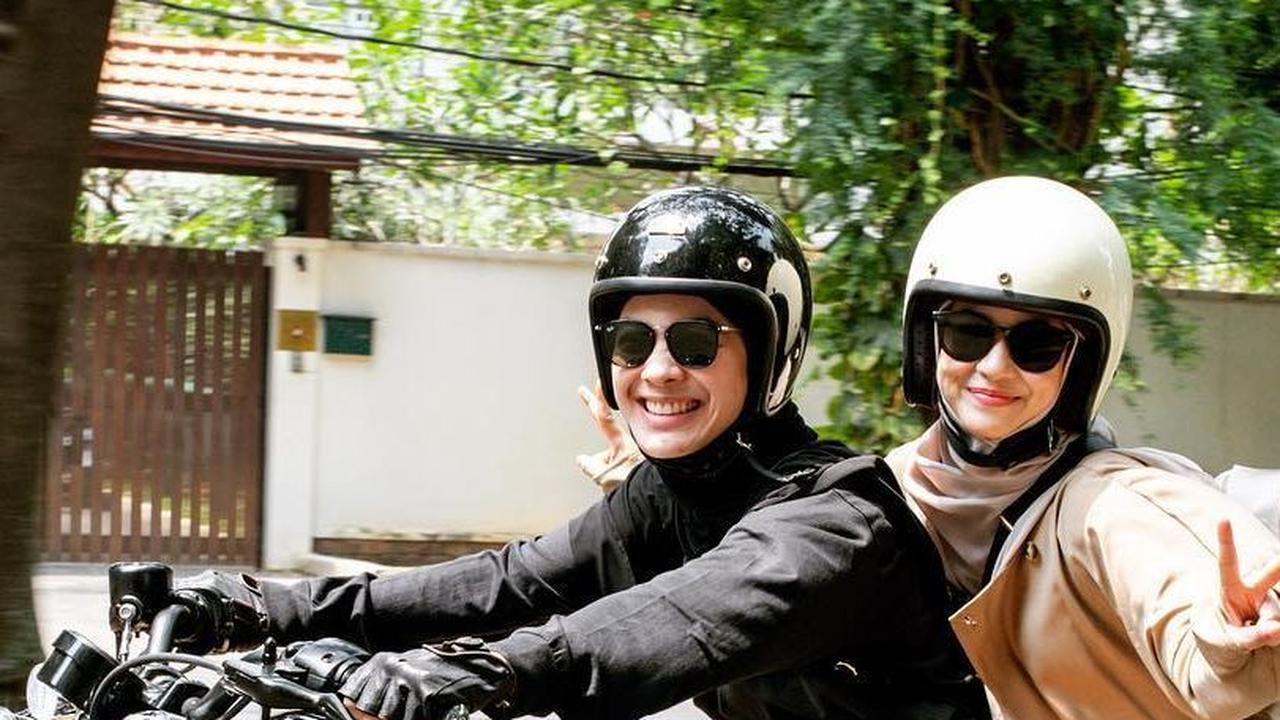 Keren! 10 Potret Dian Ayu Lestari Bonceng Natasha Rizky Naik Moge, Seru Banget!