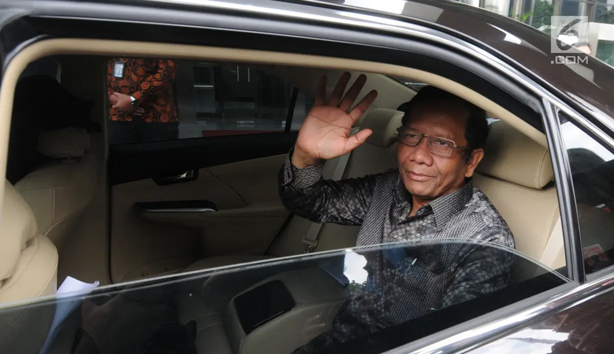 Mantan Ketua Mahkamah Konstitusi, Mahfud Md berada dalam mobil ketika meninggalkan Gedung KPK, Rabu (27/2). Mahfud Md memenuhi undangan para unsur pimpinan KPK untuk berdiskusi tentang tindak pidana korupsi dan pencegahannya. (Merdeka.com/Dwi Narwoko)