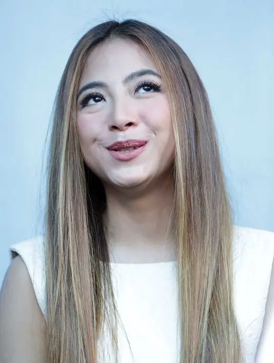 "Jadi ibu aku pikir harus 300% siap secara mental, semuanya fokus ke anak, aku nggak mau setengah-setengah kalau aku mau jadi ibu," kata Nadia Vega di Mampang Prapatan, Jakarta Selatan, Selasa (8/11). (Deki Prayoga/Bintang.com)