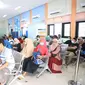Warga tengah mengurus data kependudukan di Disdukcapil Kota Tangerang, Banten. (Liputan6/com/ Pramita Tristiawati)