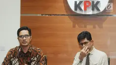 Wakil Ketua KPK Laode Muhammad Syarif bersama Juru Bicara KPK Febri Diansyah memberi keterangan terkait dugaan gratifikasi proyek pemasangan tower BTS telekomunikasi Bupati Mojokerto, Mustofa Kamal Pasa, Jakarta, Senin (30/4/). (Merdeka.com/Dwi Narwoko)