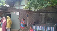 20 Anggota Keluarga Tinggal dalam Satu Rumah Reyot di Serang